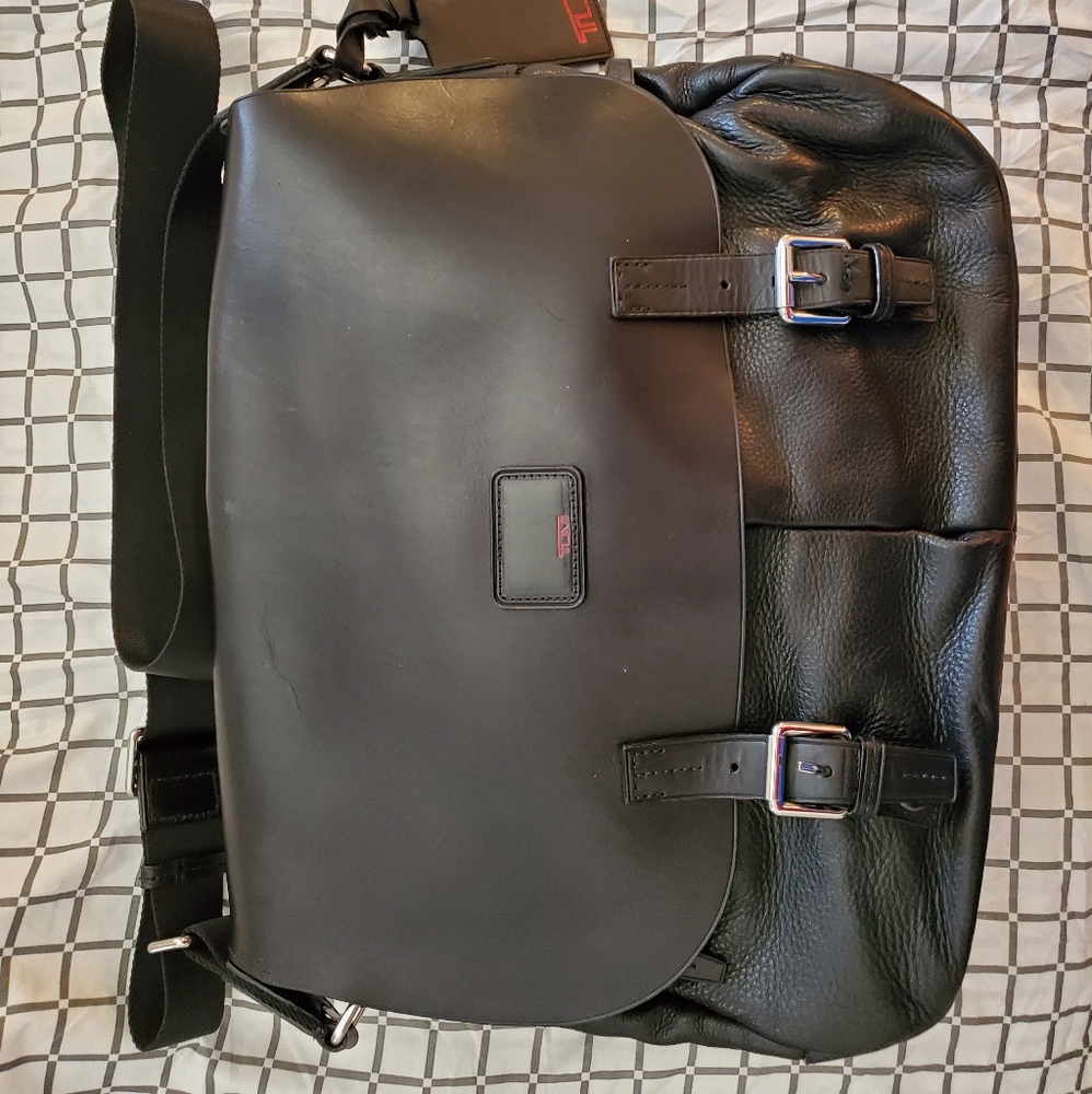 Tumi TOWNHOUSE messenger bag. Brand new ,never use